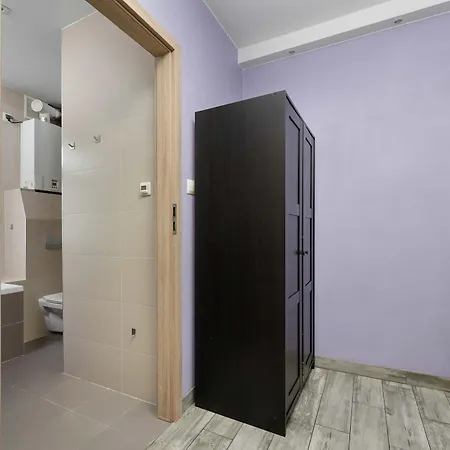 Lilac With Bathtub In Close To The Park By Renters