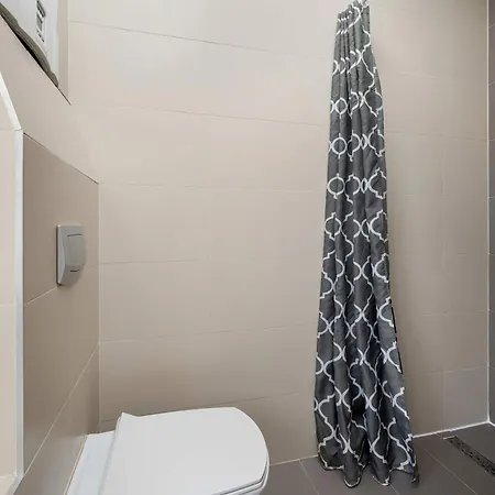 Lilac With Bathtub In Close To The Park By Renters 弗罗茨瓦夫